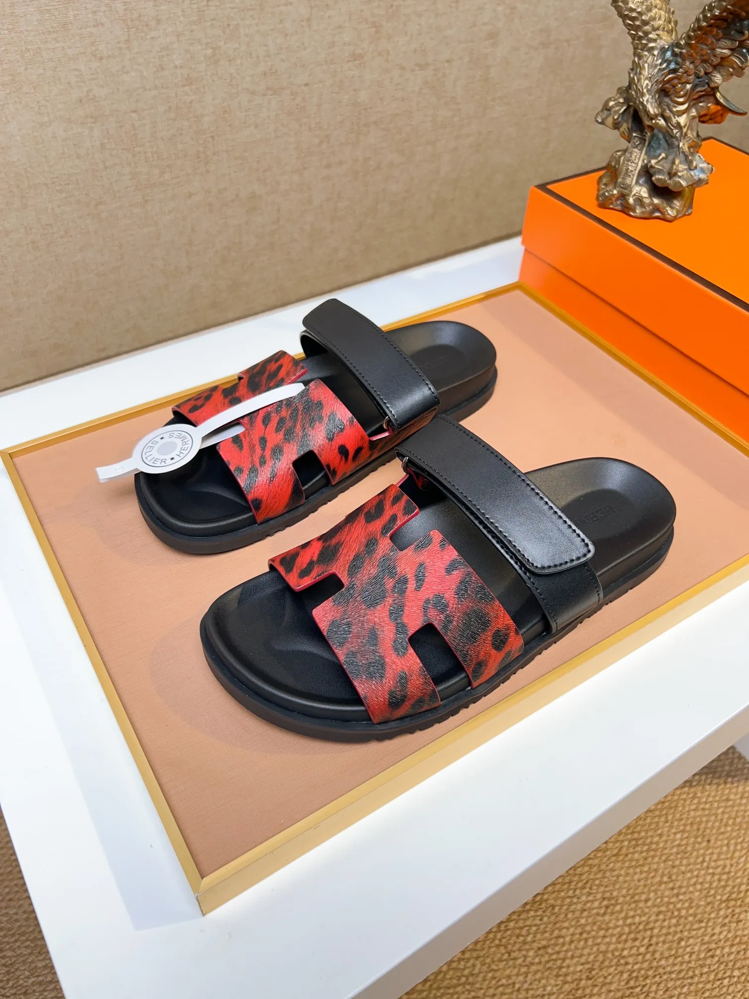 Men's clothing and shoes 💰340 💅💅💅 new arrival. Hermes Hermes official website latest counter synchronized new oran color leather H slippers, the original Paris version flew back to the original model and opened the mold to make it perfectly🍌The highest quality Sincerity, you can enter and leave the counter at will [Deyi] The upper is made of original customized  colored palm prints, crocodile print, ostrich print, colored cow leather, colored cow suede, 🤔 horse hair, 🥳 colored diamonds, 🥰 3D printing, and other genuine leather slippers, imported cow pattern foot pad lining, Italian  latest original genuine leather combination outsole Code number: 38-48 (customized at 46.47.48) Can be made into picture combination sole with genuine leather pattern and ordinary molded outsole